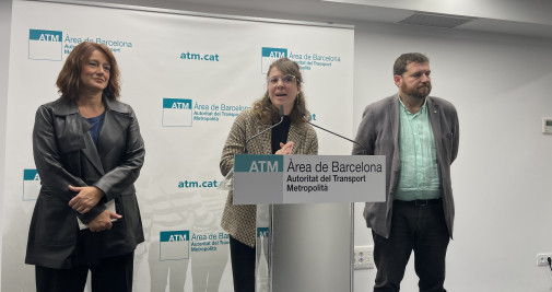 Laia Bonet, Janet Sanz y Marc Sanglas durante la rueda de prensa de presentación de las nuevas tarifas del transporte público tras el Consejo de Administración de la ATM / EUROPA PRESS