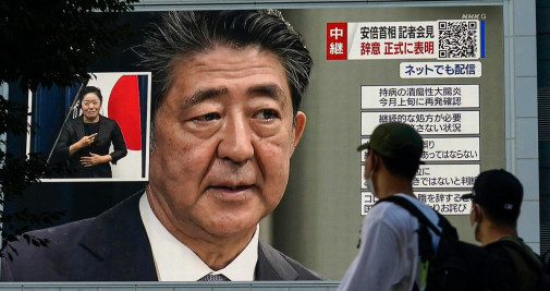 Una retransmisión de la televisión pública japonesa proyecta a Shinzo Abe en las calles de Tokyo / KIMIMASA MAYAMA - EPA