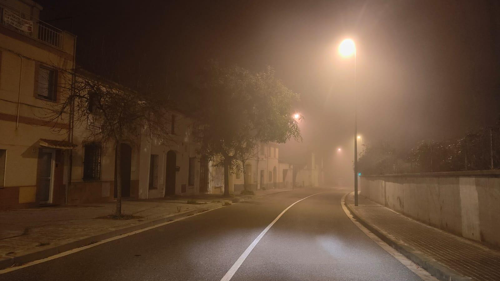 Niebla y calles prácticamente vacías entre Sant Boi de Llobregat y Sant Climent de Llobregat, este segundo sin toque de queda / CG
