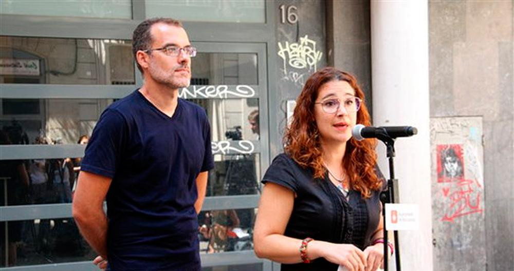Laura Pérez, concejal de LGTBI y Feminismos (d), y Jordi Rabassa, edil de Ciutat Vella (i), presentando las casas-contenedor / CG