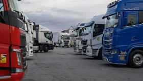Varios camiones estacionados en las inmediaciones de Mercabarna / EUROPA PRESS