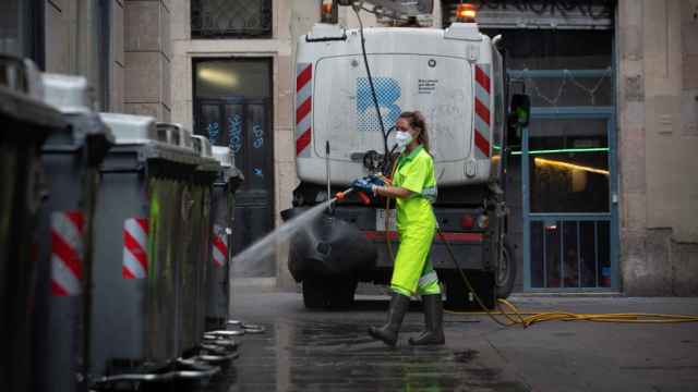 Una trabajadora de limpieza del Ayuntamiento de Barcelona / EP