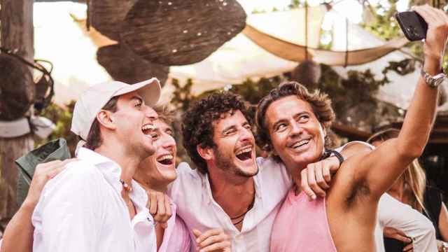 Cuatro jóvenes se hacen un selfi en Beso Beach Formentera, la cabecera del grupo / Cedida