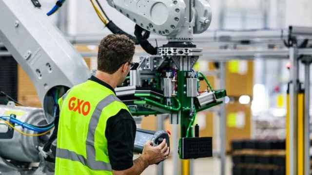 Un trabajador de GXO Logistics