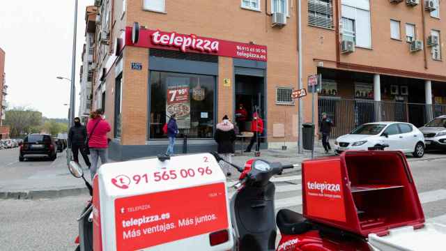 Imagen de unas motos de reparto junto a un establecimiento de Telepizza. Food Delivery Brands / EUROPA PRESS