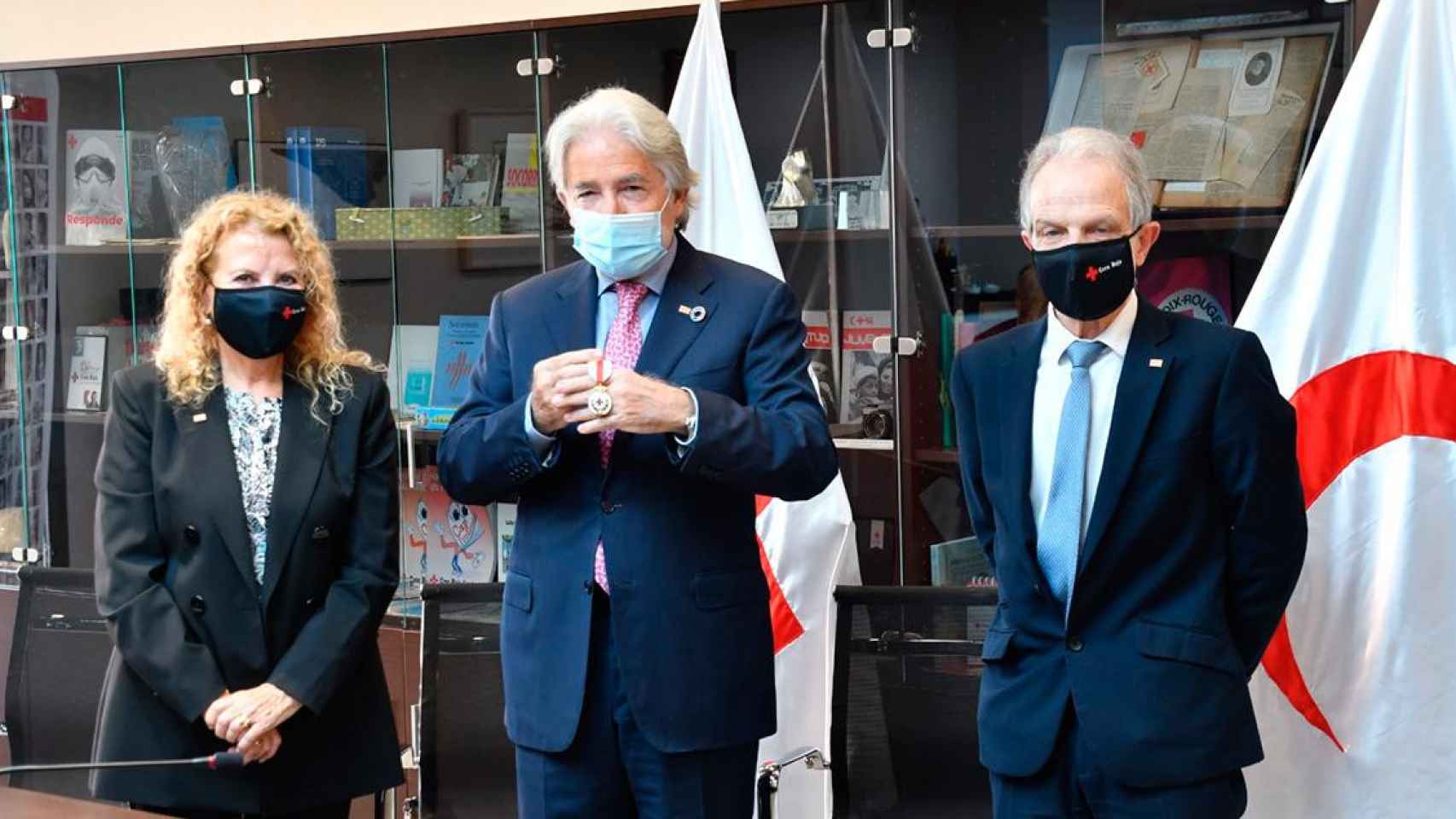El presidente de Cruz Roja Cataluña, Josep Quitet (d), y el presidente de Foment del Treball (c), Josep Sánchez Llibre