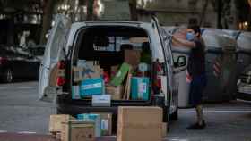 Un repartidor de logística descarga paquetería del 'e-commerce' en Barcelona / EUROPA PRESS