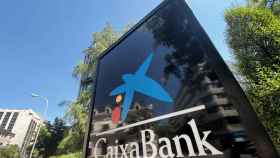 Logo de Caixabank junto a la sede del banco en Madrid / EP