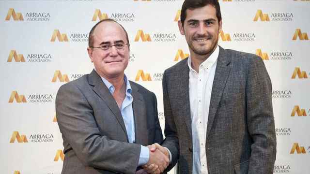 Jesús María Ruiz de Arriaga Remírez junto a Iker Casillas / EL ESPAÑOL