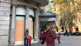 La tienda de Chanel, una de las principales marcas de lujo del mundo, de Paseo de Gràcia blindada a principios de noviembre tras los altercados en Cataluña / CG