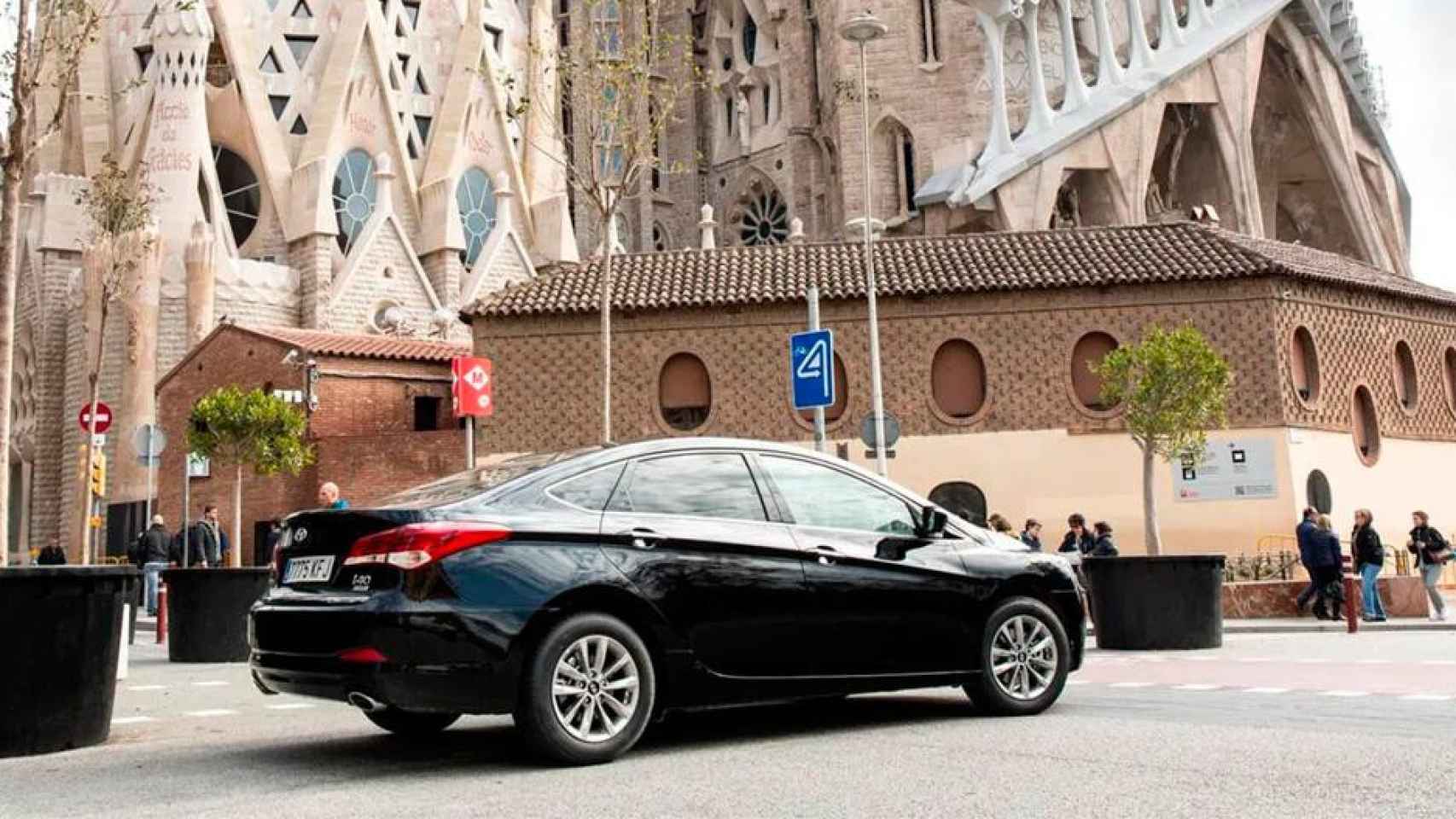 Imagen de un automóvil VTC ante la Sagrada Familia de Barcelona / CG