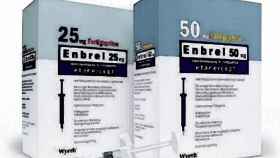 Dos cajas de medicamentos Enbrel, de Pfizer