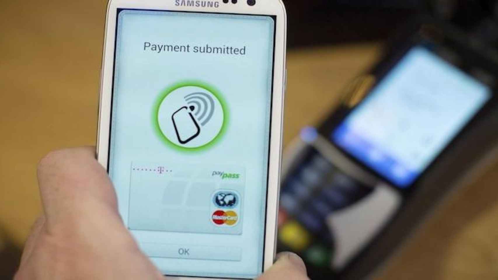 Un usuario efectúa un pago a través de una aplicación 'fintech' en su móvil / EFE