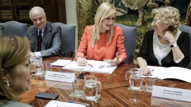 Francisco González (i), presidente del BBVA, y Manuela Carmena (d), alcaldesa de Madrid, junto a Cristina Cifuentes (c), en una imagen de archivo / EFE