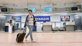 Un usuario de la aerolínea Ryanair espera a facturar su maleta en la Terminal 1 del aeropuerto Adolfo Suárez Madrid-Barajas / EFE