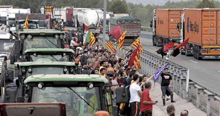 Unos tractores cortan la AP-2 en uno de los 'paros de país' que tuvieron lugar entre octubre y noviembre en Cataluña / EFE