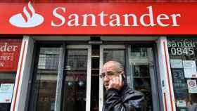 Un hombre pasa por delante de una oficina de Banco Santander, en una imagen de archivo / EFE
