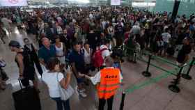 Las colas para acceder al control de seguridad del Aeropuerto de Barcelona-El Prat continúan debido a los paros que llevan a cabo los trabajadores de Eulen, la empresa que gestiona este servicio