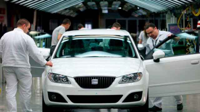 Operarios de Seat ensamblan un automóvil en la fábrica de Martorell / CG