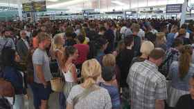 Colas en los controles de seguridad del aeropuerto de El Prat / EFE