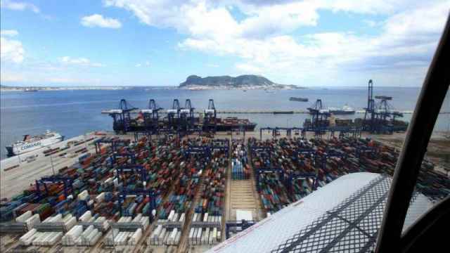 Vista aérea de una terminal de estibadores del puerto de Algeciras / EFE