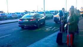 Uber saliendo de una estación para taxis en el aeropuerto de Barcelona / CG