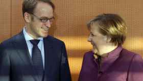 Jens Weidmann, presidente del Bundesbank, y Angela Merkel, cancillera alemana, en una foto de archivo / EFE