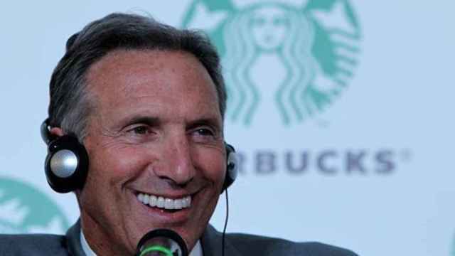 El director ejecutivo de Starbucks, Howard Schultz, ofrece una rueda de prensa durante la inauguración de una tienda de Starbucks / EFE