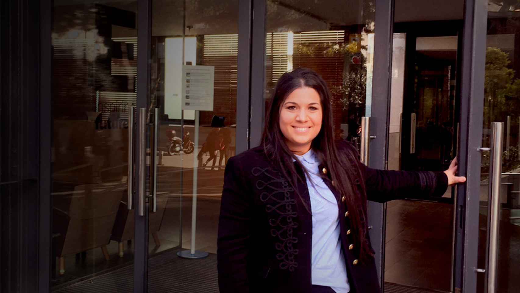 Susana Martínez Heredia, la 'gitana economista', en la puerta de la escuela de negocios Esade / CG