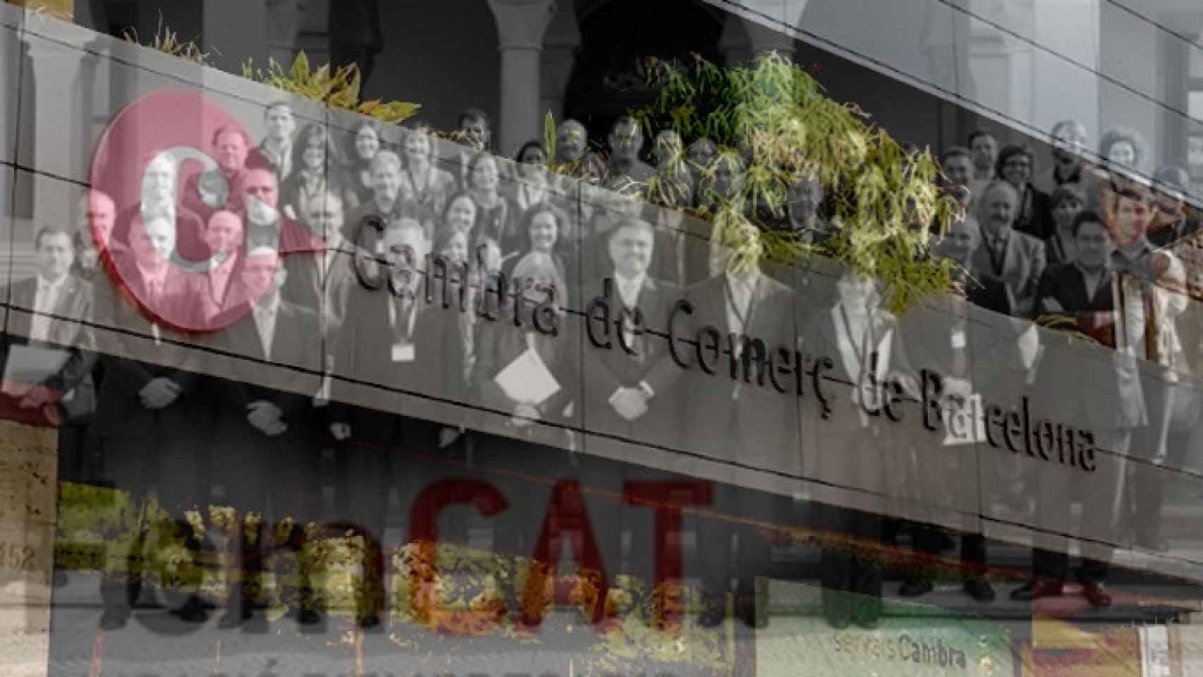 Puerta de entrada de la Cámara de Comercio de Barcelona, foto de família de los empresarios de Femcat en 2015 y el logo del lobby catalán / FOTOMONTAJE DE CG