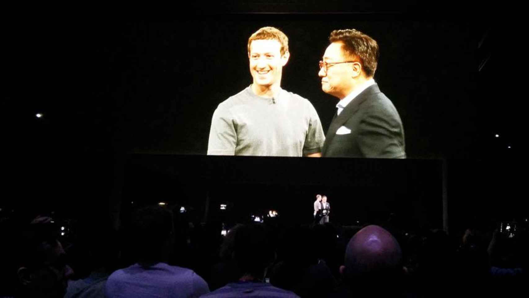 Mark Zuckerberg, consejero delegado de Facebook, junto a DJ Koh, presidente del negocio de comunicaciones de Samsung en Barcelona.