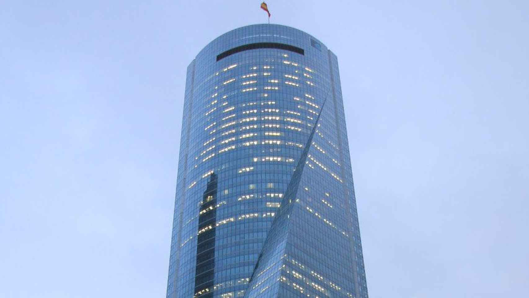 Parte superior del edificio Torre Espacio, en Madrid / WP
