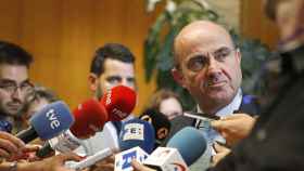Luis de Guindos, ministro de Economía, contesta a la prensa tras el pronunciamiento oficioso de la Comisión Europea.