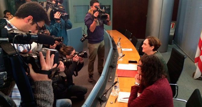 Ada Colau, alcaldesa de Barcelona, y Mercedes Vidal, presidenta de TMB, en rueda de prensa sobre la huelga de Metro / EP