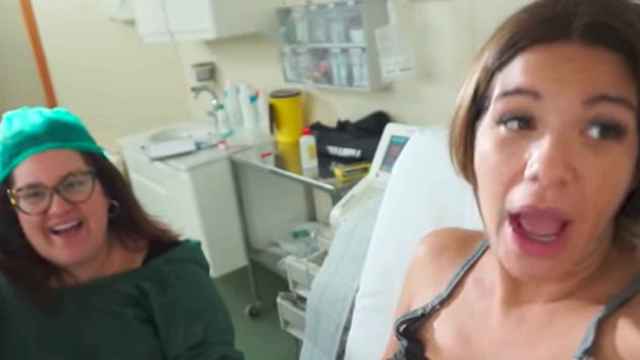 Tamara Gorro en el hospital junto a su amiga Marta Serrano / CD