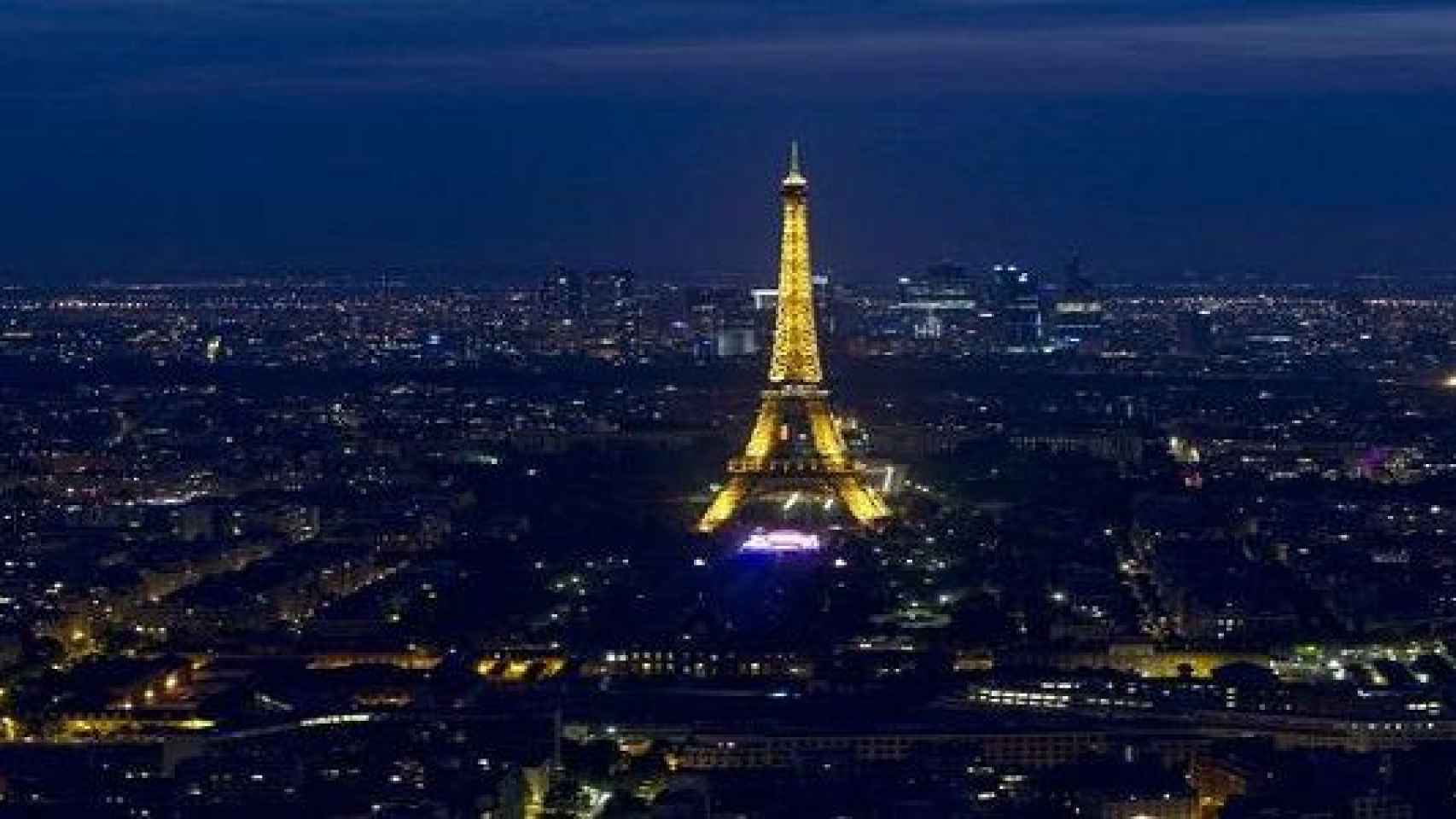 La Torre Eiffel iluminada de noche / EFE