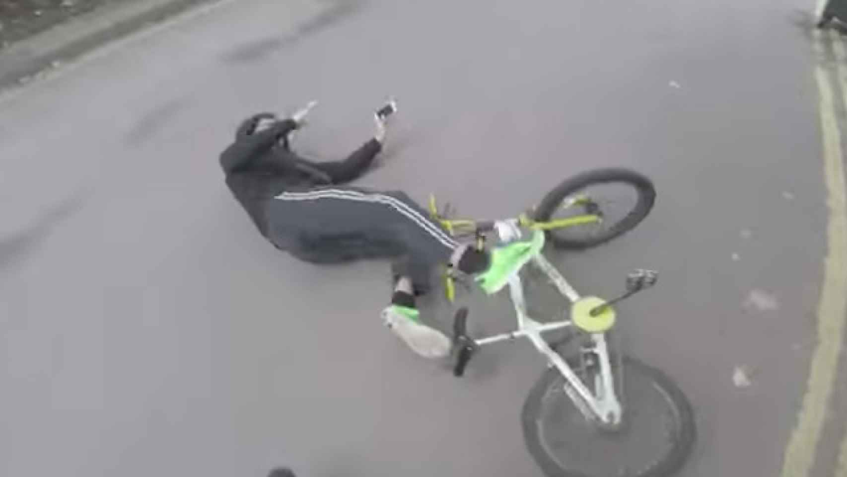 El ladrón cayó de su bicicleta tras robar el móvil