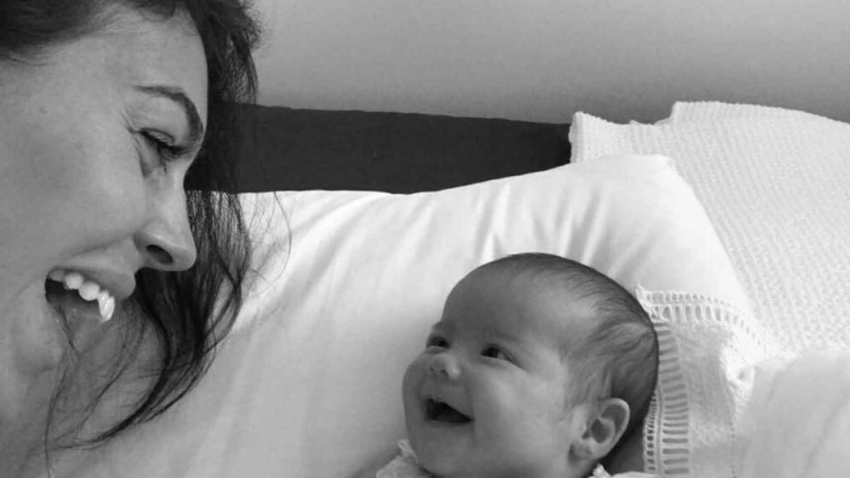 La novia de Cristiano Ronaldo, Georgina Rodríguez, muestra su alegría junto a un bebé