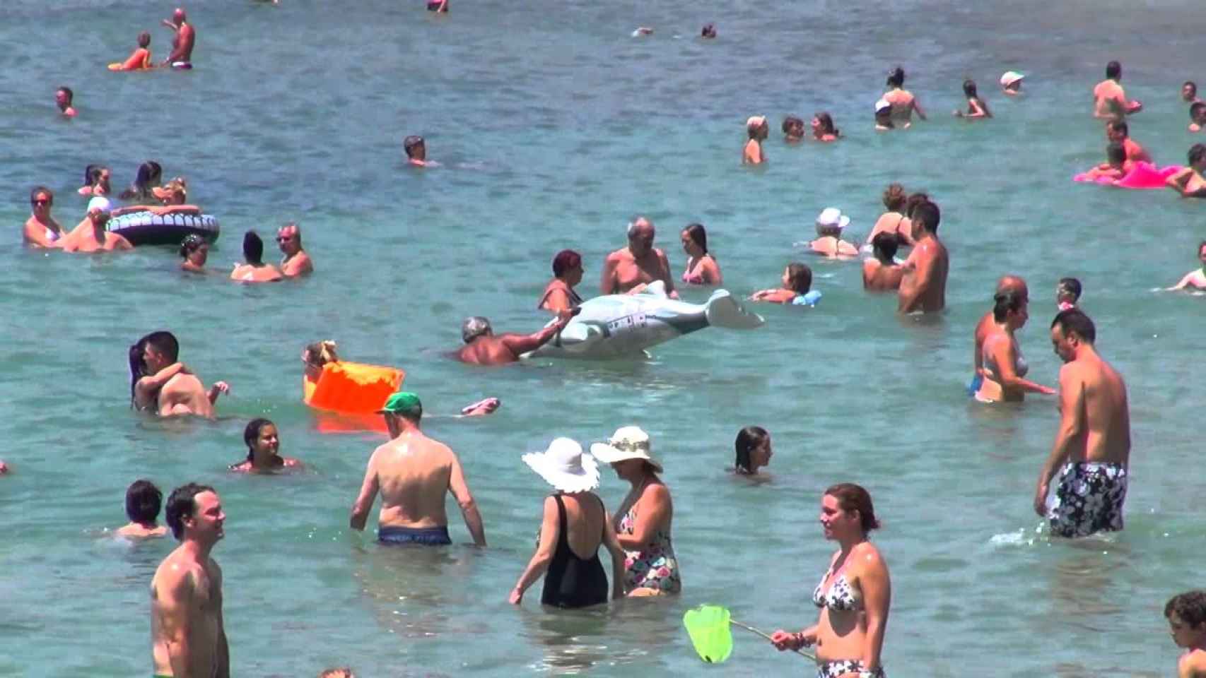 Bañistas en el mar en una foto de archivo