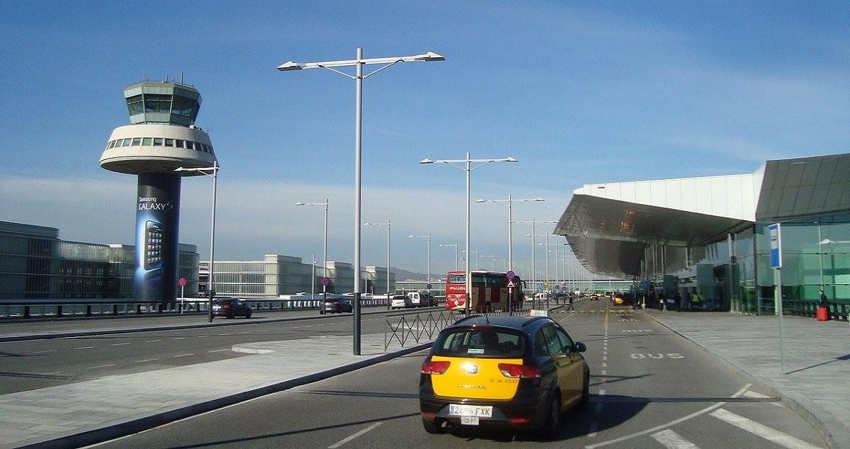 Un taxi llegando a la terminal del Aeropuerto de Barcelona / Vlad Man EN PIXABAY