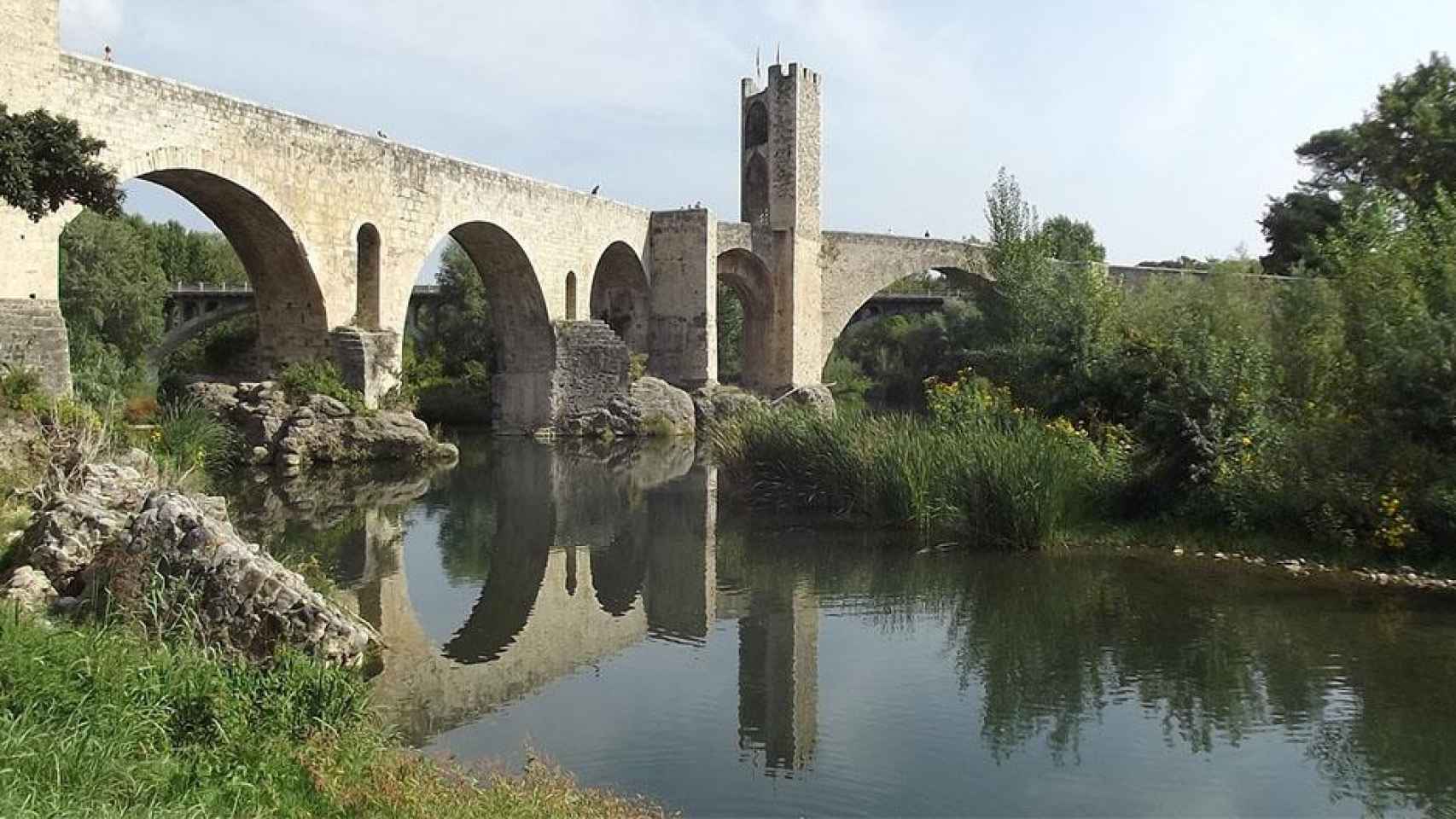 Puente de Besalú, uno de los pueblos que debes visitar en La Garrotxa / PIXABAY