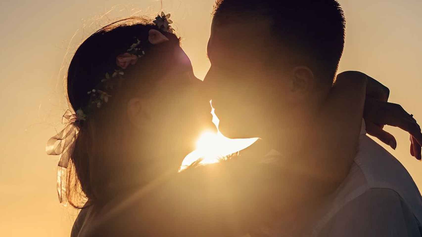 Una pareja besándose / PIXABAY