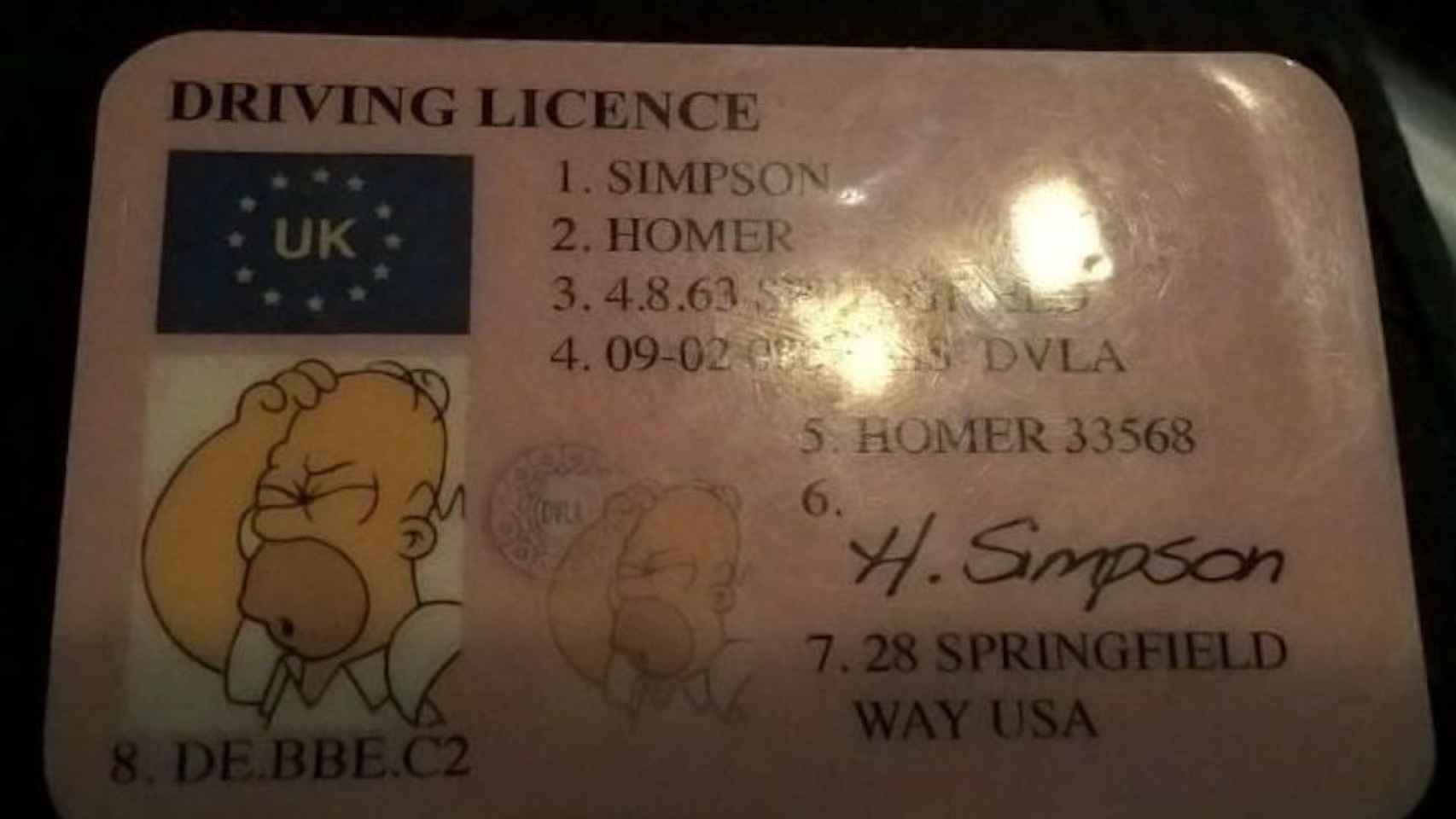 Una foto del carné de Homer Simpson que mostró el conductor
