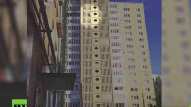 El 'spiderman' ruso mientras baja el edificio