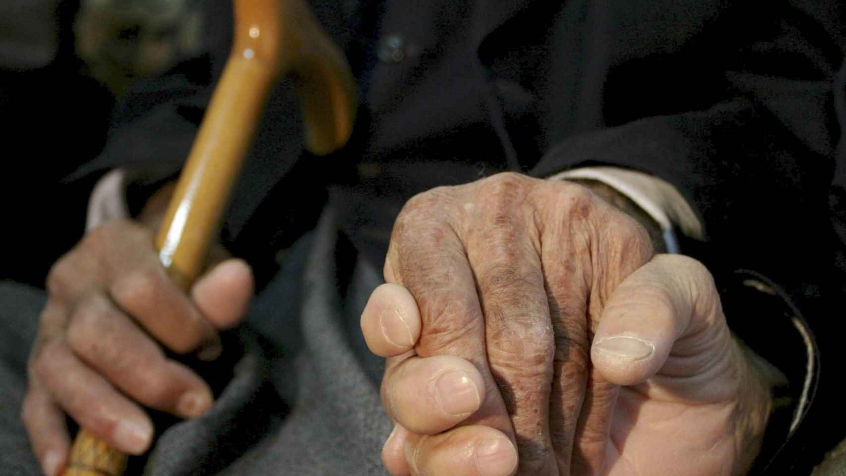 Un matrimonio de personas mayores se dan la mano EFE