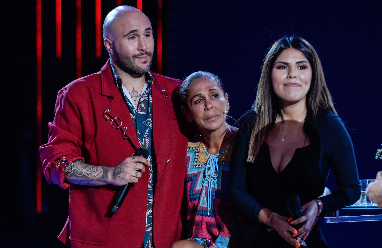Chabelita junto a sus hijos, Kiko Rivera y Chabelita, en el plató de 'Supervivientes' / AGENCIAS