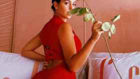 Georgina Rodríguez hace twerking con una rosa