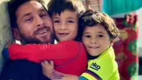 Messi y sus dos hijos 2