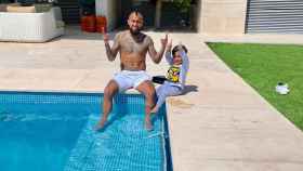 Emiliano y Arturo Vidal en la piscina / INSTAGRAM