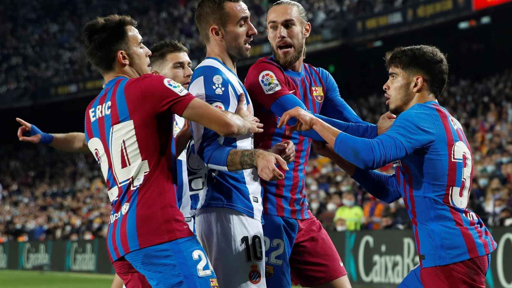 Mingueza y Abde protagonizan una tangana con Sergi Darder en el Barça-Espanyol / EFE